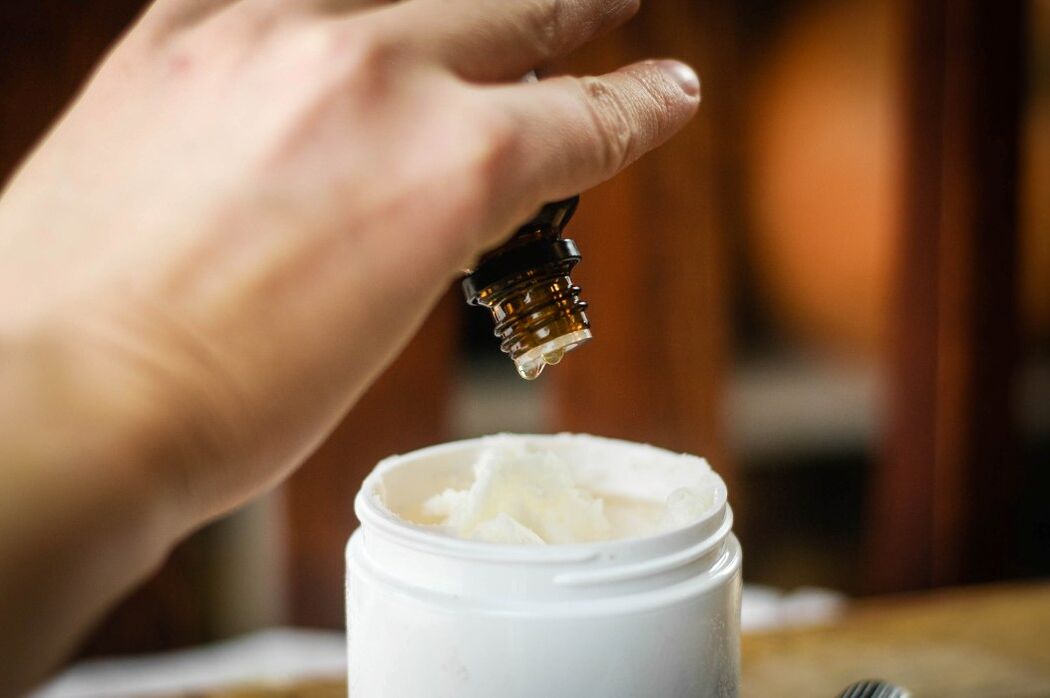 Non aggiungere olio essenziale a una grande quantità di crema in una volta è meglio arricchire una singola porzione ogni volta