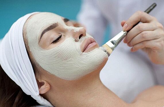 Il peeling viso è uno dei metodi per il ringiovanimento estetico della pelle