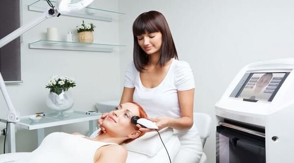 Uno specialista esegue una sessione di ringiovanimento della pelle con un dispositivo